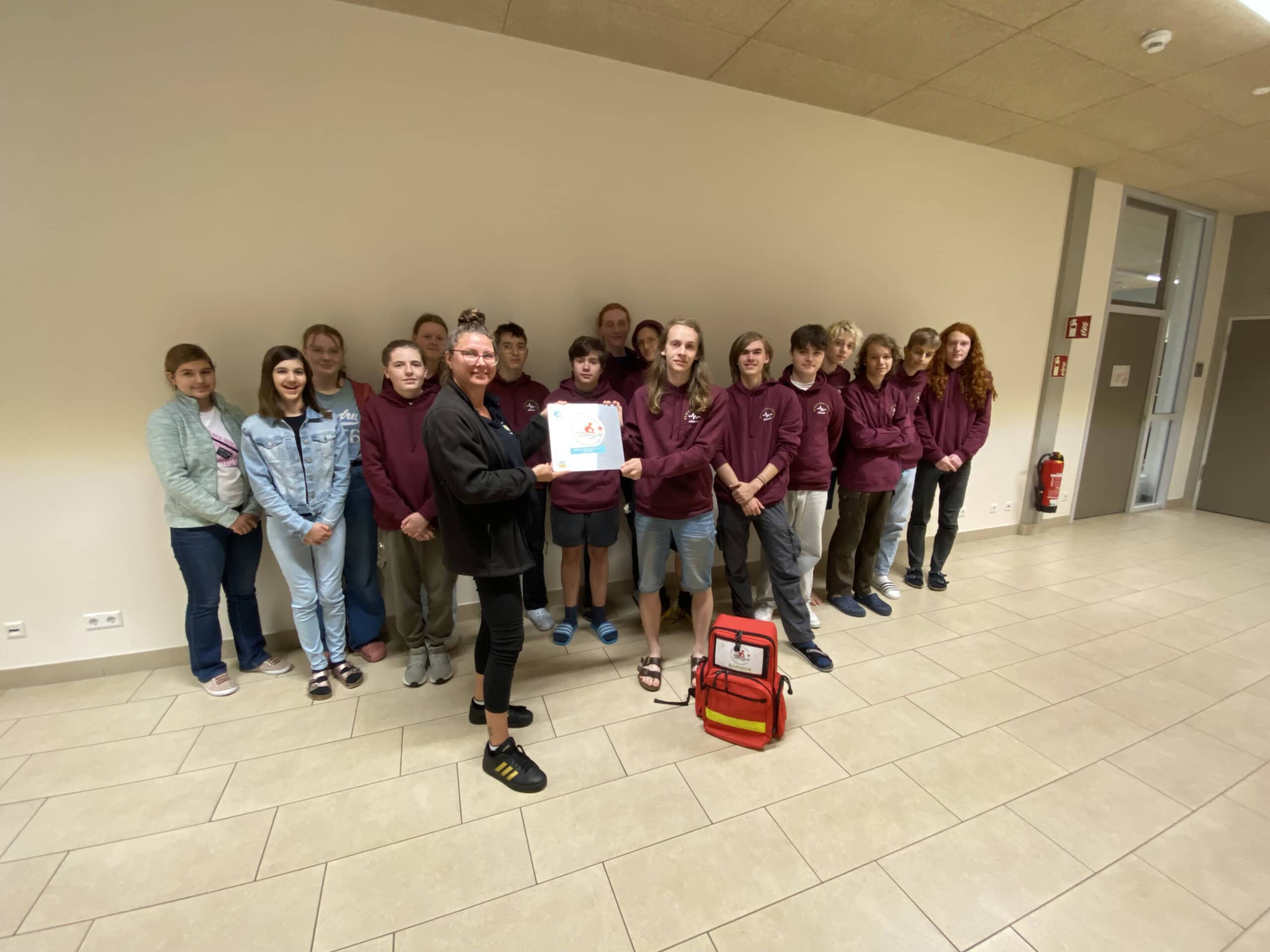 Auszeichnung vom Jugendrotkreuz für die Schulsanitäter:innen der Freien element-i Gemeinschaftsschule Karlsruhe