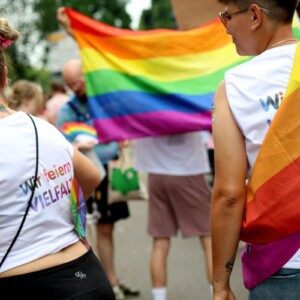 Zwei Frauen von hinten mit der Pride Flag beim CSD 24