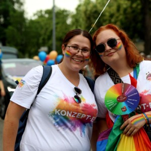 Zwei Konzept-e Mitarbeiterinnen lächeln zusammen in die Kamera beim CSD 24