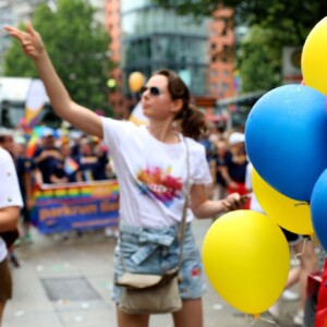 Bunte Ballons. Zwei Mitarbeiterinnen verteilen Brause auf dem CSD 24.