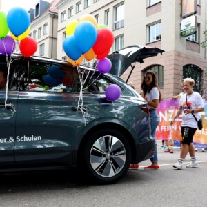 Auto und Mitarbeitende auf dem CSD 24