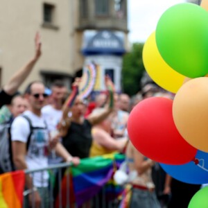 Luftballons und eine unscharfe Gruppe von Menschen im Hintergund beim CSD