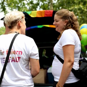 Eva und Ann-Kathrin im Gespräch auf dem CSD 24