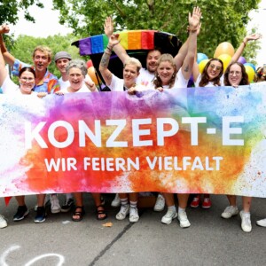 Gruppenfoto mit Konzept-e Banner auf dem CSD 24