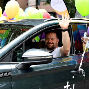 Rainer winkt aus dem Auto beim CSD 24