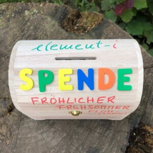 element-i Spendenbox aus Holz vom Fröhlichen Frühsommer Flohmarkt 2024