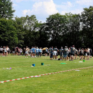 Viele Mitarbeitende stehen auf dem Sportplatz beim element-i Sommerfest