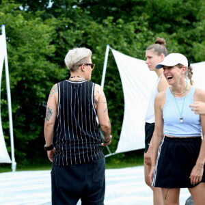 Fünf Frauen bereiten das Sportfest vor