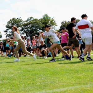 Mitarbeitenden rennen auf dem Sportplatz beim element-i Sportfest