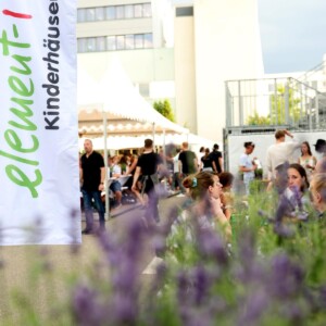 element-i Beach Flag im Vordergund der Abendveranstaltung des element-i Sommerfests