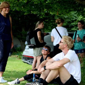 Frau Kammerlander lächelt beim Sportfest in die Kamera