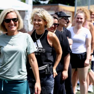 Die Kolleg:innen aus der Abteilung Kundenmanagement stehen beim Sommerfest in einer Reihe