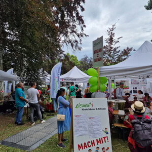 Viele weiße Pavilloons beim Vaihinger Stadtfest 2024