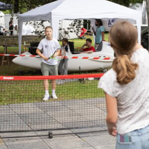 Ein Junge und ein Mädchen spielen Tennis beim Vaihinger Stadtfest 2024