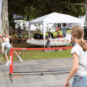 Ein Junge und ein Mädchen spielen Tennis beim Vaihinger Stadtfest 2024