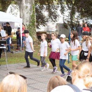 Kinder tanzen und Ella spielt Gitarre beim Vaihinger Stadtfest 2024