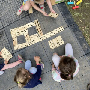 Kinder spielen mit großen Holzdominosteinen auf dem Vaihinger Stadtfest 2024