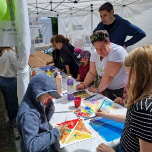 Kinder malen an einem Stand bunte Bilder beim Vaihinger Stadtfest 2024