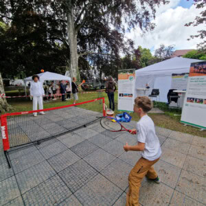 Zwei Kinder spielen Tennis beim Vaihinger Stadtfest 2024