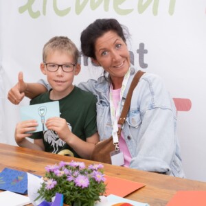 Junge und Frau lächeln in die Kamera beim Vaihinger Stadtfest 2024