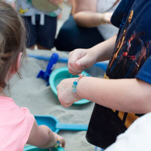 Nahaufnahme eines Kinderarms mit einem Armband bei der Jubiläumsfeier der Königskinder