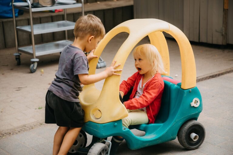 Zwei KInder im Hof.